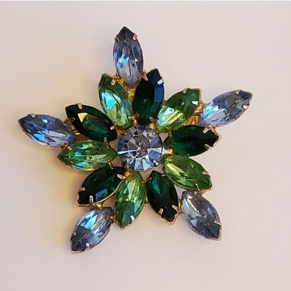 Vintage Prong Set Marquis Cut Green Blue Glass Rhinestone Unsigned Brooch Pin - Picture 1 of 4